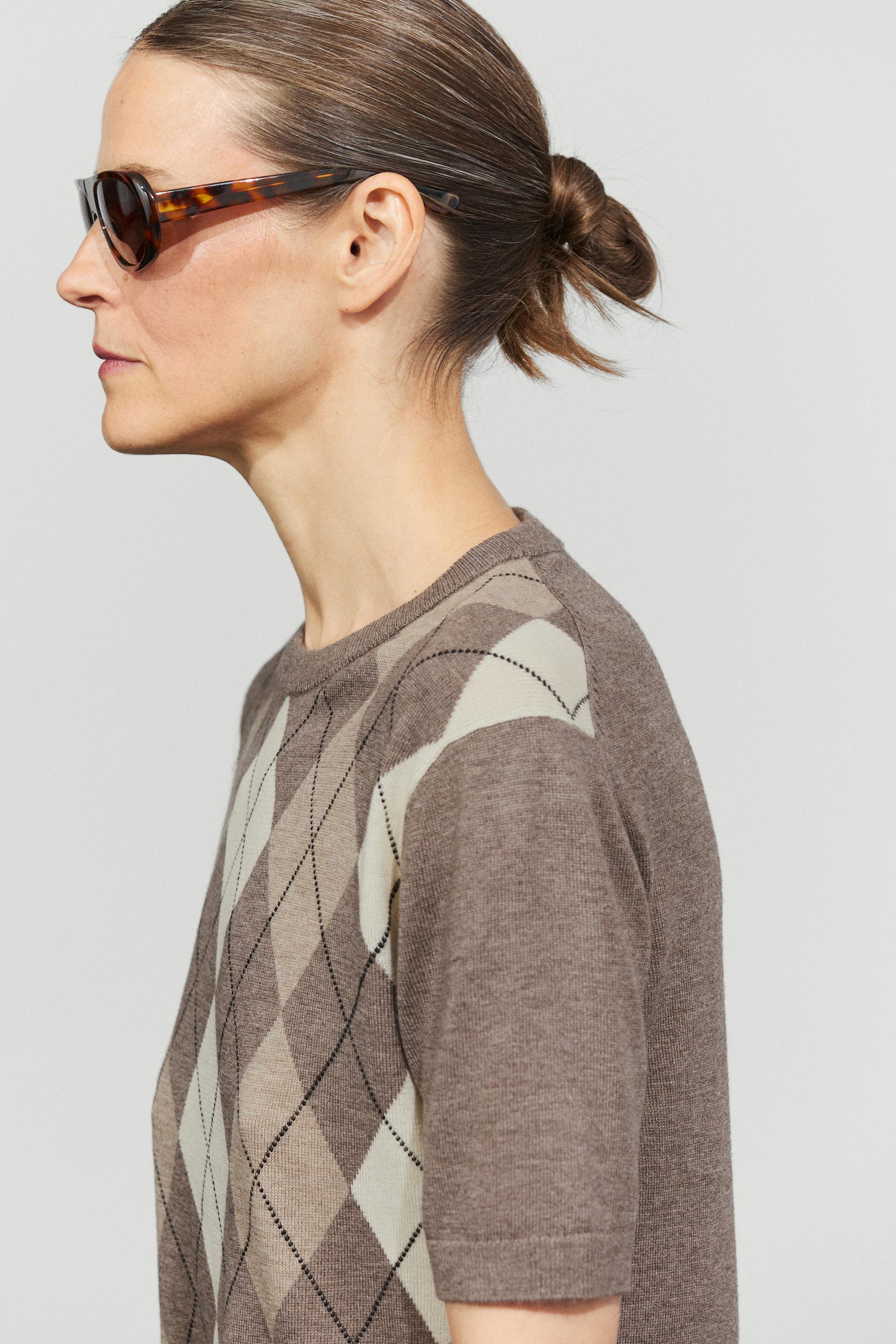Short sleeve diamond-pattern sweater